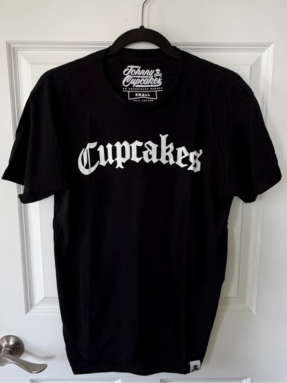 Men’s Johnny Cupcakes ‘Cupcakes Script’ Tee